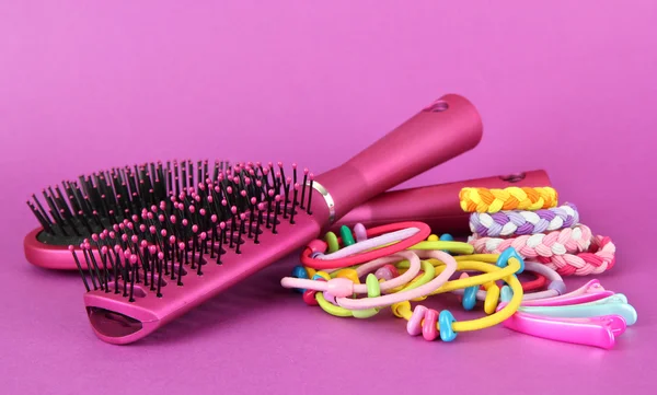 Скрэнчи, расческа и волосы - клип на розовом фоне — стоковое фото