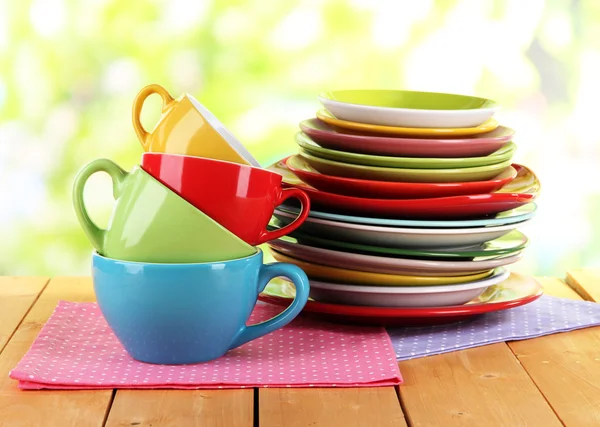 Bergen kleurrijke gerechten op servetten op aard achtergrond — Stockfoto