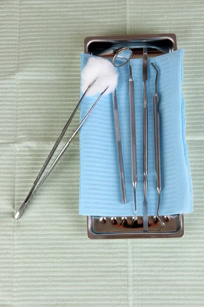Инструменты стоматолога на салфетке крупным планом — стоковое фото
