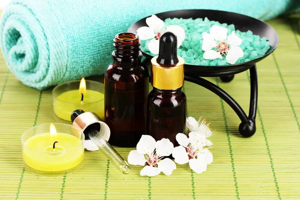 Composición del spa con aceites aromáticos en primer plano de la mesa — Foto de Stock
