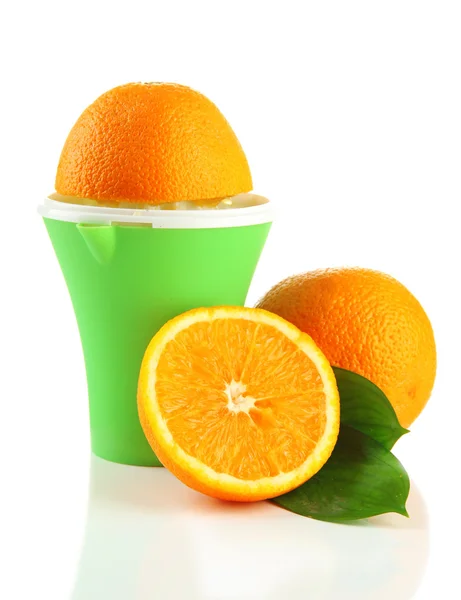 Citruspers en rijpe sinaasappelen, geïsoleerd op wit — Stockfoto