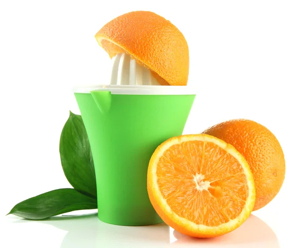 Цитрусовий прес і стиглі апельсини, ізольовані на білому — стокове фото