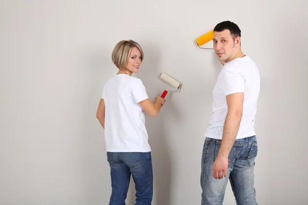 Jeune couple en rénovation ensemblele — Photo