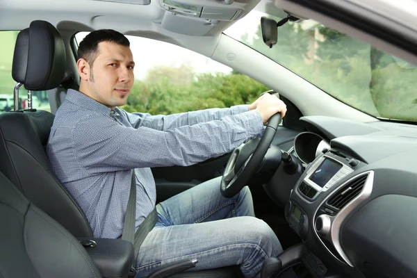 Porträt eines jungen Mannes, der im Auto sitzt — Stockfoto