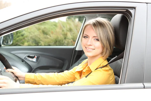 Retrato de una joven mujer hermosa sentada en el coche —  Fotos de Stock