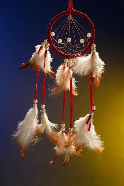 Vackra dream catcher på färgbakgrund — Stockfoto