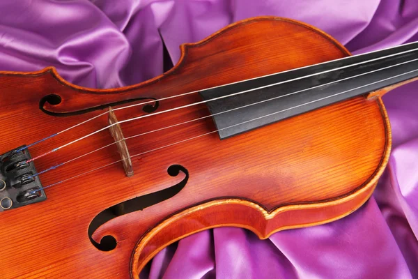 Violino classico su sfondo tessuto — Foto Stock