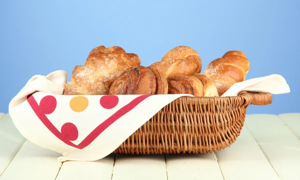 Sammansättning med bröd och rullar på träbord, på färgbakgrund — Stockfoto