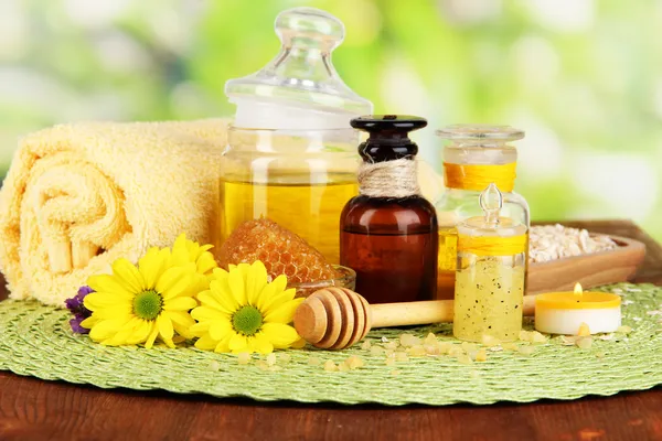 Duftendes Honig-Spa mit Ölen und Honig auf Holztisch in Großaufnahme — Stockfoto