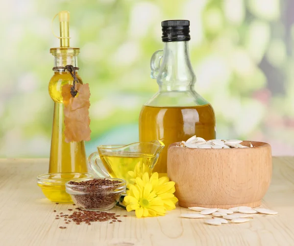Полезное масло семян тыквы на деревянном столе на естественном фоне — стоковое фото