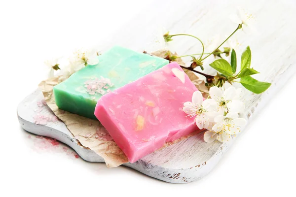 Přírodní ručně vyráběné mýdlo na dřevěné desce, izolované na bílém — Stock fotografie