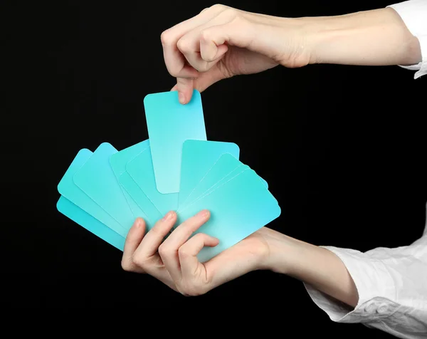 Mano con tarjetas de visita. Concepto: Negocios como el juego de póquer. Aislado sobre blanco — Foto de Stock