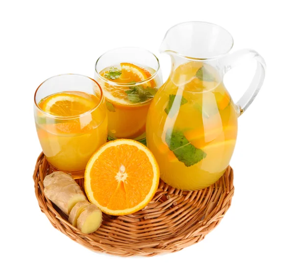 Oranje limonade in werper en glazen geïsoleerd op wit — Stockfoto