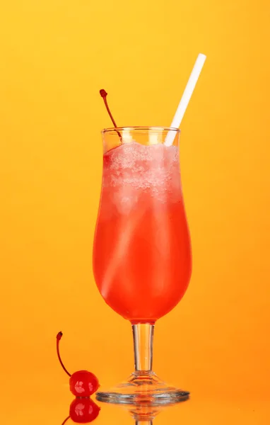 Cocktail di ciliegie con ghiaccio su sfondo arancione — Foto Stock