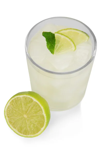 Limonata in vetro isolata su bianco — Foto Stock