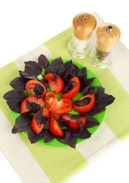 Ensalada de tomates frescos con hojas de albahaca en servilleta aislada en blanco — Foto de Stock