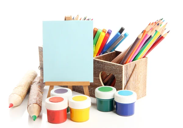 Различные карандаши в деревянном ящике, краски и мольберты, изолированные на белом — стоковое фото