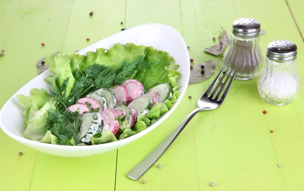 Ensalada de verduras con vitamina en un tazón sobre una mesa de madera —  Fotos de Stock