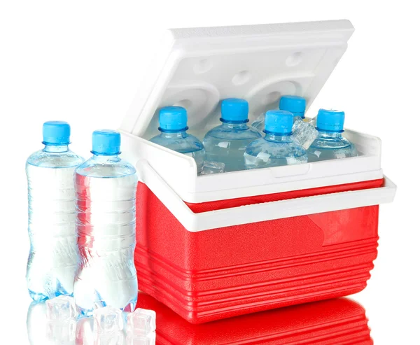 Refrigerador de viaje con botellas de agua y cubitos de hielo, aislado en blanco —  Fotos de Stock