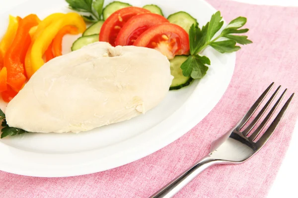 Poitrine de poulet bouillie sur assiette avec légumes gros plan — Photo