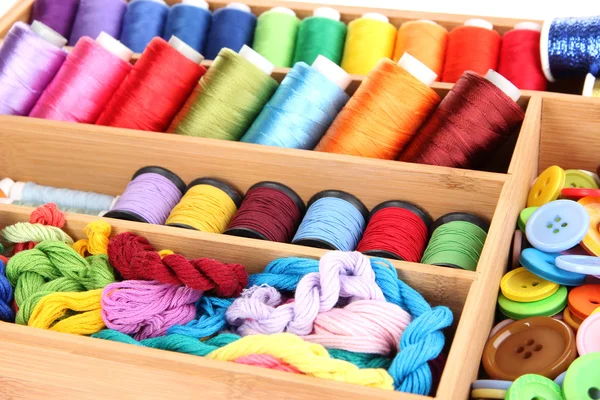 Hilos de colores para la costura en caja de madera de cerca —  Fotos de Stock