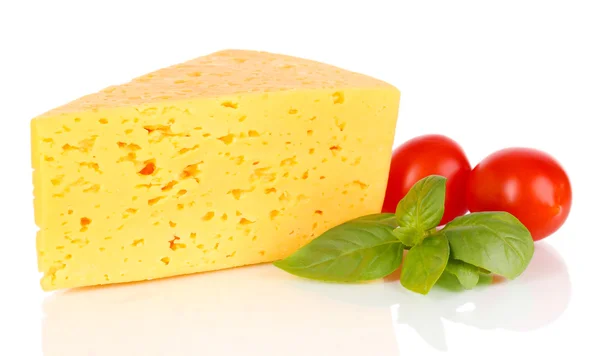 Käse, Basilikum und Tomaten isoliert auf weiß — Stockfoto