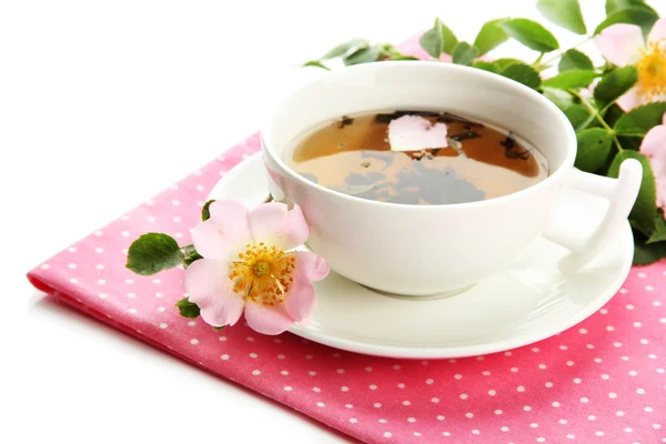 Kopje kruidenthee met hip roze bloemen, geïsoleerd op wit — Stockfoto