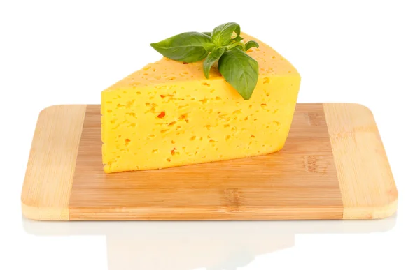Sýrem a bazalkou na prkénku izolovaných na bílém — Stock fotografie