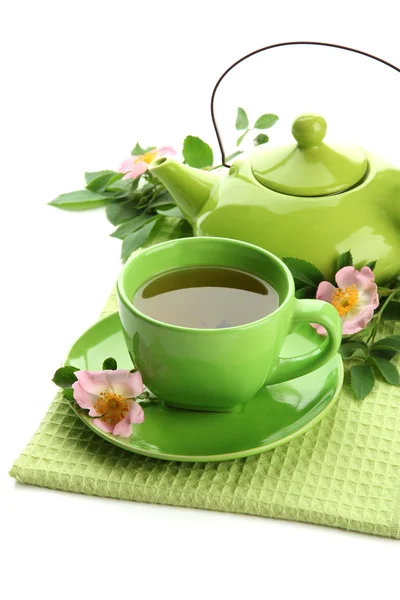 Tasse und Teekanne Kräutertee mit hippen Rosenblüten, isoliert auf weiß — Stockfoto