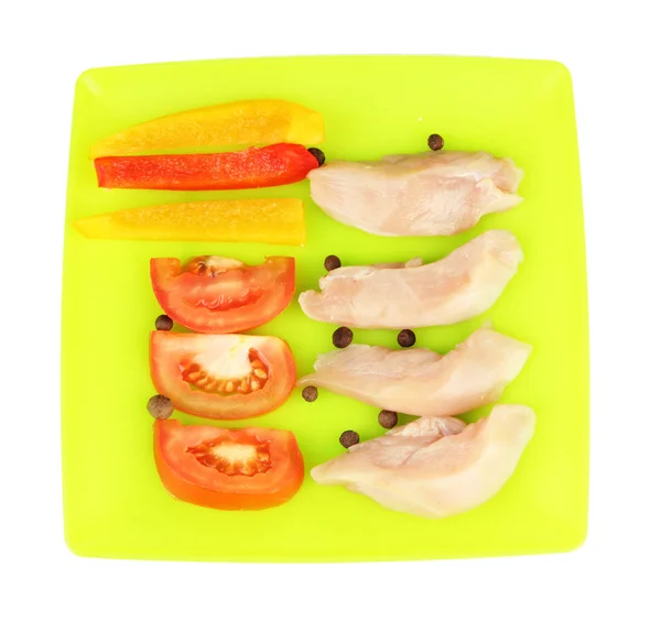 Przygotowanie smażyć kurczaka z warzywami i przyprawami na kolor płyty, na białym tle — Zdjęcie stockowe
