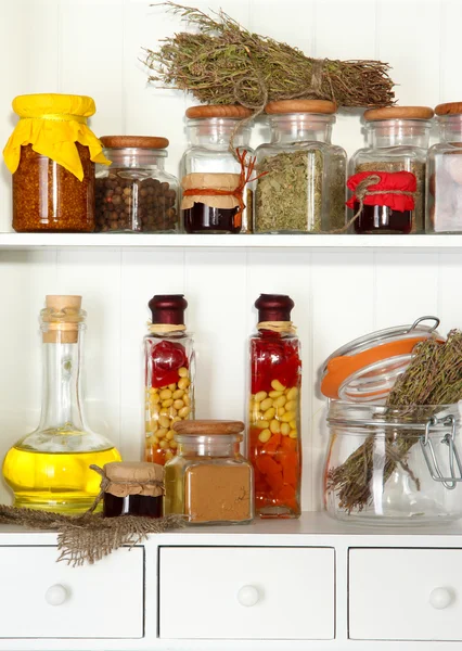 Especiarias variedade em prateleiras de cozinha — Fotografia de Stock