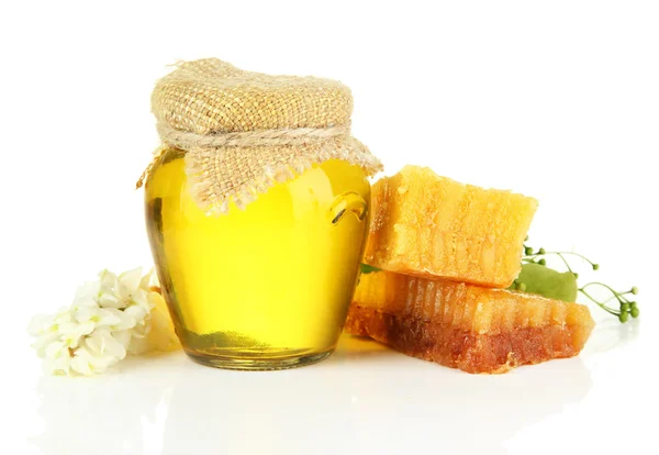 Frasco de mel, favos de mel com flores de limão, acácia, isolado em branco — Fotografia de Stock