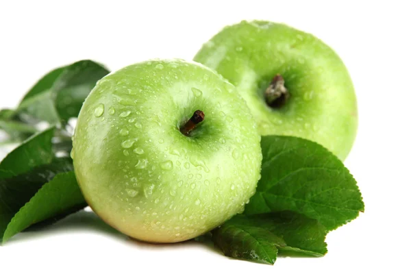 แอปเปิ้ลสีเขียวหวานที่มีใบไม้ แยกกันบนสีขาว — ภาพถ่ายสต็อก