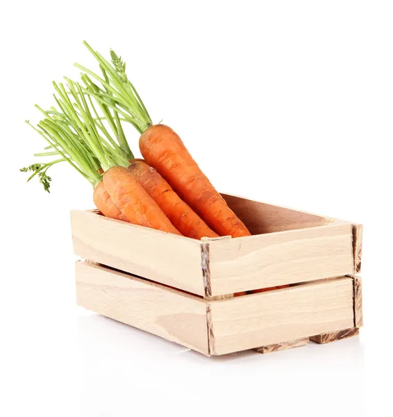 Cenouras em caixa de madeira, isoladas sobre branco — Fotografia de Stock