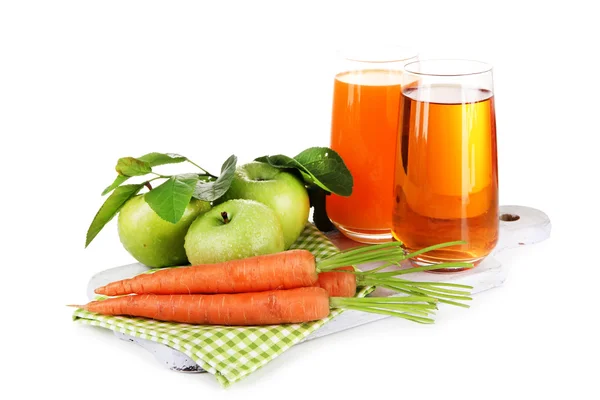 Окуляри з соку, яблук і моркви, ізольовані на білому — стокове фото