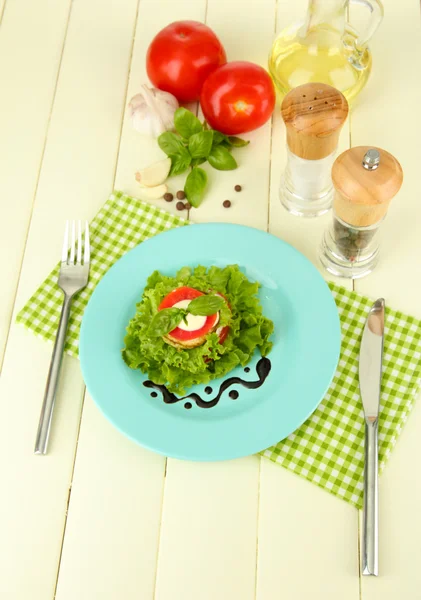 맛 있는 구운된 골 수, 토마토 슬라이스 샐러드 나뭇잎, 나무 배경 — 스톡 사진
