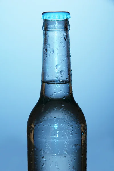 Botella de agua sobre fondo azul — Foto de Stock