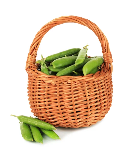 在白色上孤立的柳条篮子里甜绿豌豆 — 图库照片