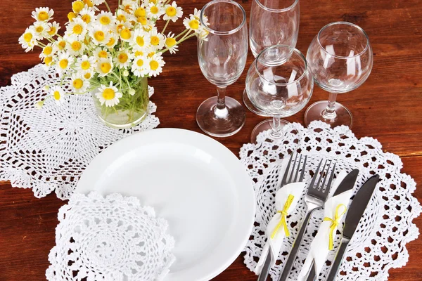 Tischdekoration mit Kamille auf Holztischhintergrund — Stockfoto