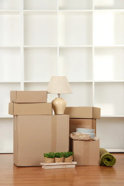 Moving boxes in empty room — Stock Photo, Image