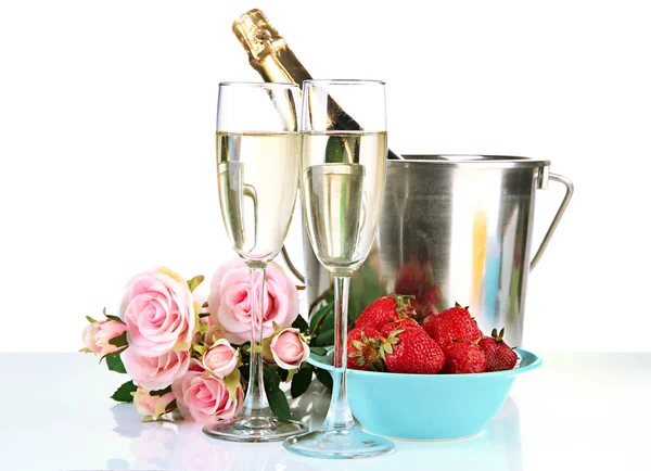 Şampanya, çilek ve pembe Gül, beyaz izole romantik natürmort — Stok fotoğraf