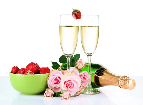Romantické Zátiší s šampaňským, jahodový a růžové růže, izolované na bílém — Stock fotografie