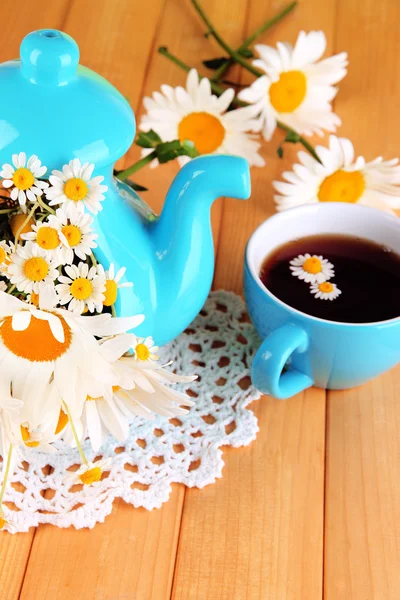 Ahşap masa yakın çekim üzerinde çaydanlığın içinde güzel buket chamomiles — Stok fotoğraf