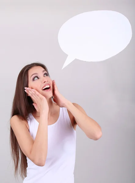 Jonge mooie vrouw met lege denk zeepbel op grijze achtergrond — Stockfoto