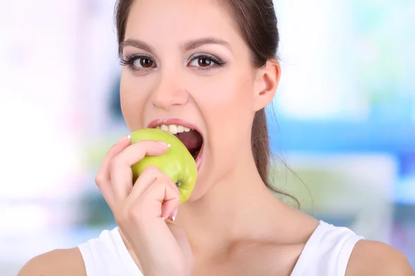 Wanita muda dengan apel di latar belakang cerah — Stok Foto