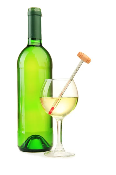 Botella y copa de vino con termómetro, aislado en blanco — Foto de Stock