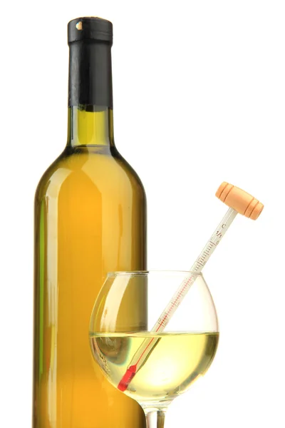 Bottiglia e bicchiere di vino con termometro, isolato su bianco — Foto Stock