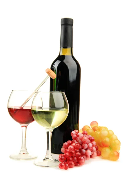 Botella y vasos de vino con termómetro, aislados en blanco — Foto de Stock