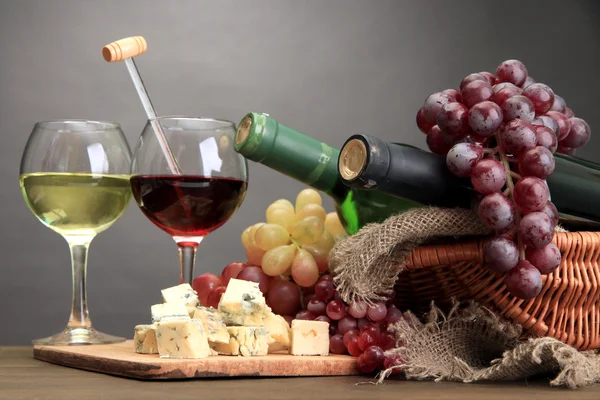 Composição com vinho, queijo azul e uva sobre mesa de madeira, sobre fundo cinzento — Fotografia de Stock