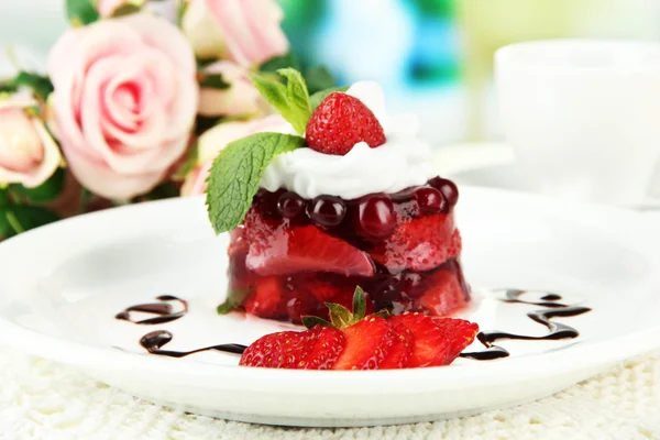 Dessert de gelée savoureux avec des baies fraîches, sur fond lumineux — Photo